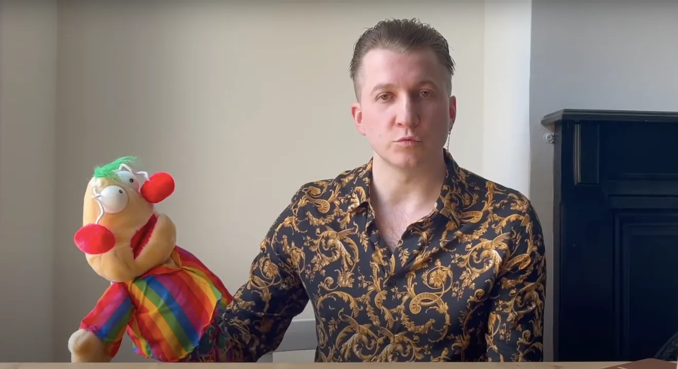 Шаракоис из «Интернов» раскритиковал обзор BadComedian на «Кавказскую пленницу». Актер записал 40-минутное обращение