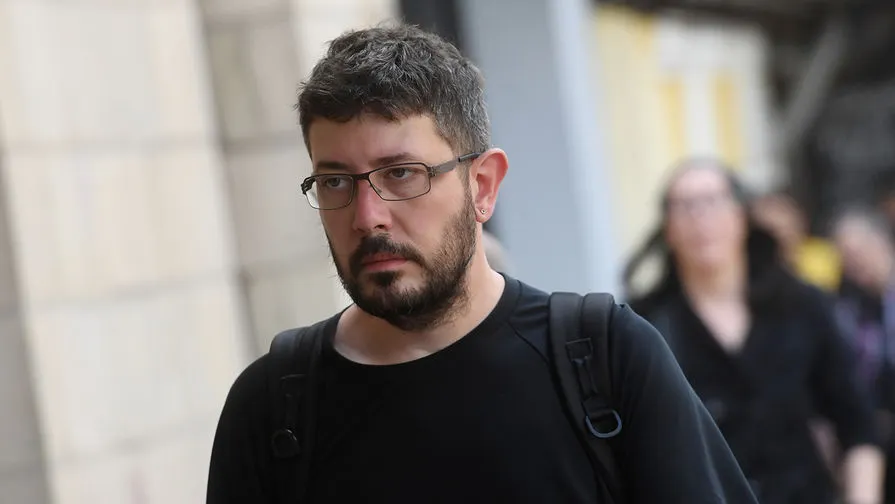 Артемий Лебедев будет вести рубрику «Бесит» на Russia Today. Формат не новый – по сути, это видеоверсия хейт-постов Темы из соцсетей
