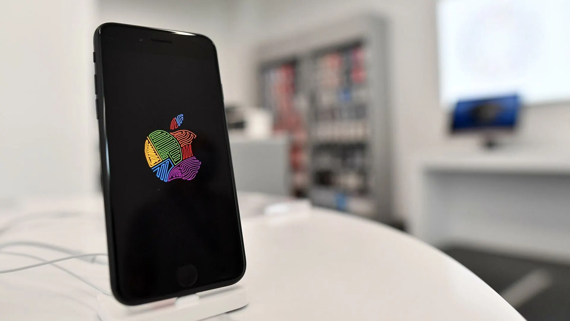 Каким будет преемник iPhone SE? Ожидаем ретро-дизайн и мощь iPhone 12