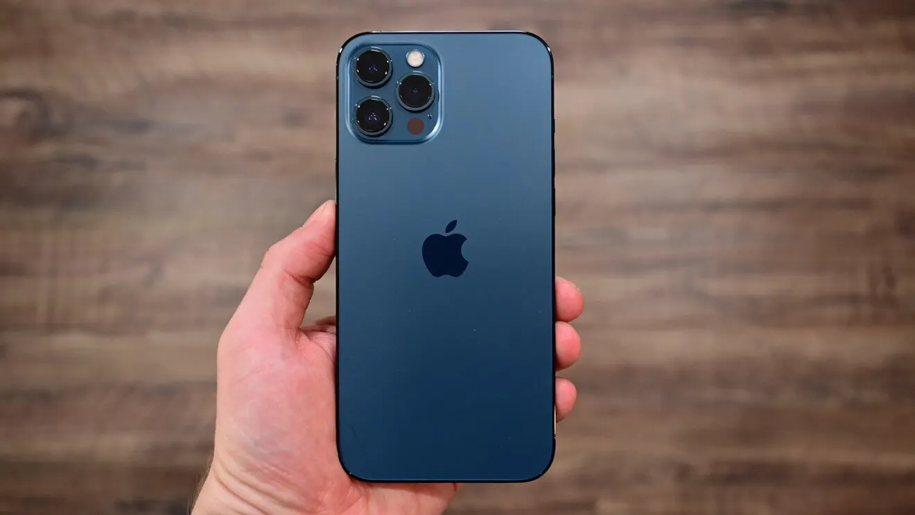 iPhone 12 Pro Max теперь раздают за копейки. Версия с бесконечной памятью никогда не стоила так дешево
