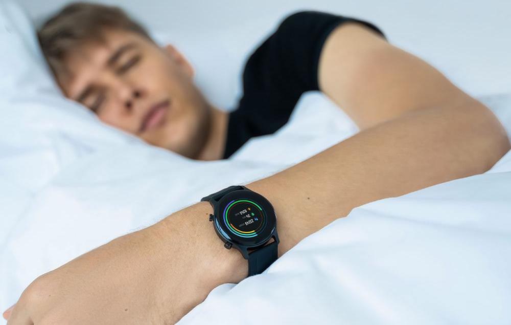 У Xiaomi Mi Band опять проблемы. Вышли часы, которые выносят браслет почти во всём