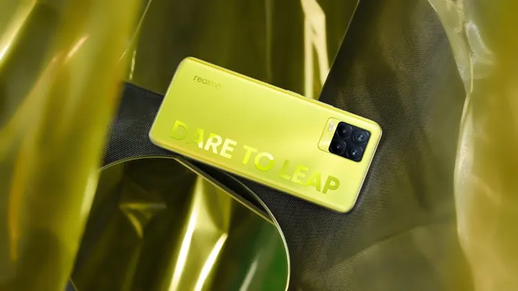 Realme 8 Pro можно урвать по смешной цене. А еще к нему дарят наушники