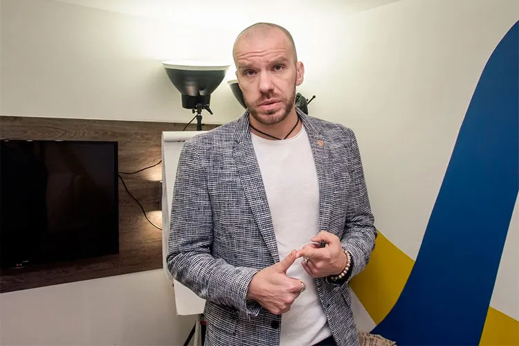 Основатель «Финико» Кирилл Доронин рассказал о крахе пирамиды, деньгах и обманутых вкладчиках. Он приехал на интервью с охраной
