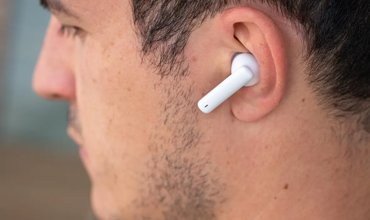 Honor Earbuds 2 Lite – ультрадешевые наушники с активным шумоподавлением. Их автономность поражает