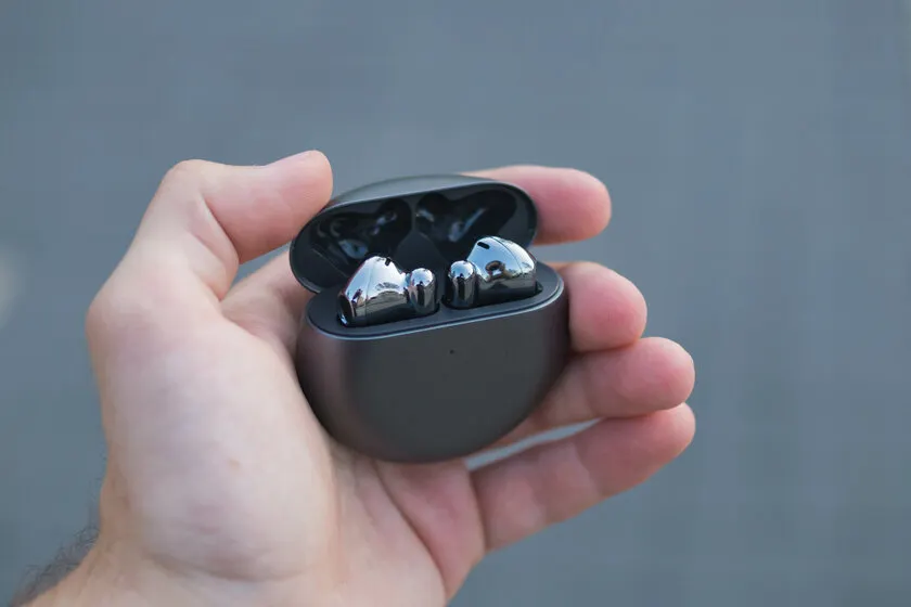 Huawei FreeBuds 4 уже можно заказать. Топовую гарнитуру выгодно покупать в комплекте