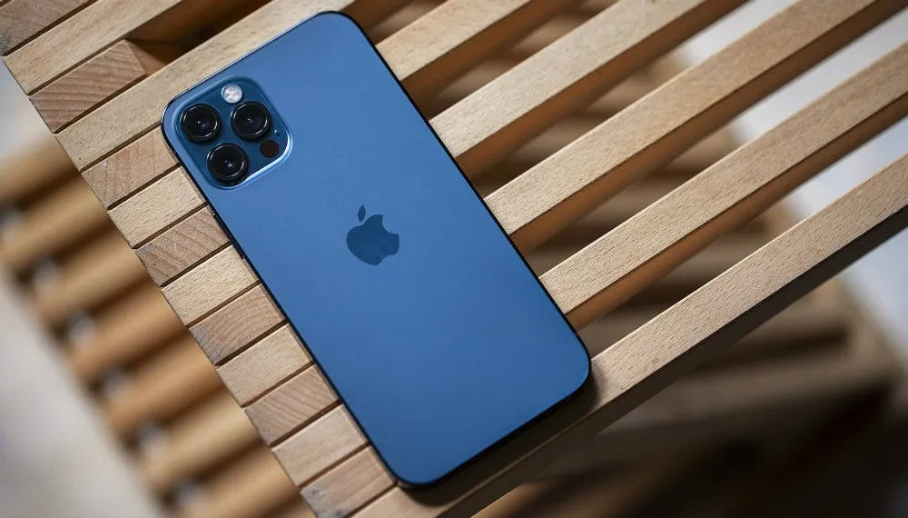 Самый классный iPhone 12 подешевел на 20 тысяч. Где брать?