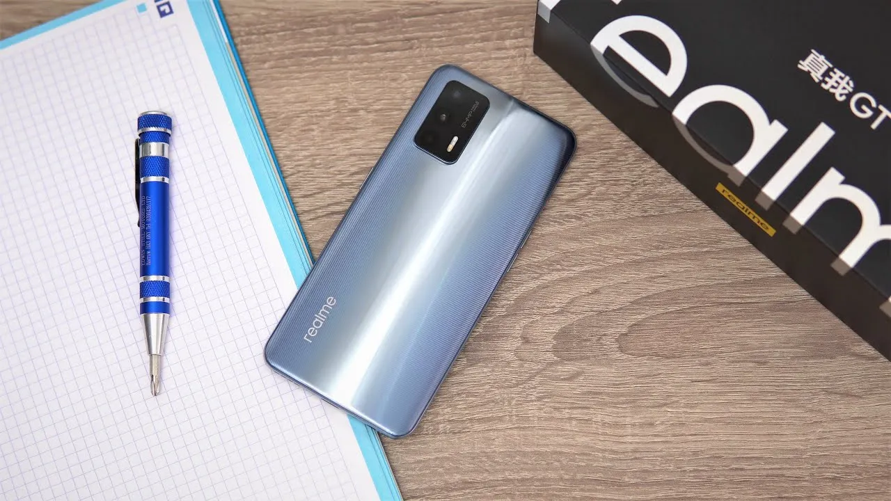 Суперфлагман Realme GT отдают за 31 тысячу рублей. Никакой пошлины, зато есть быстрая доставка