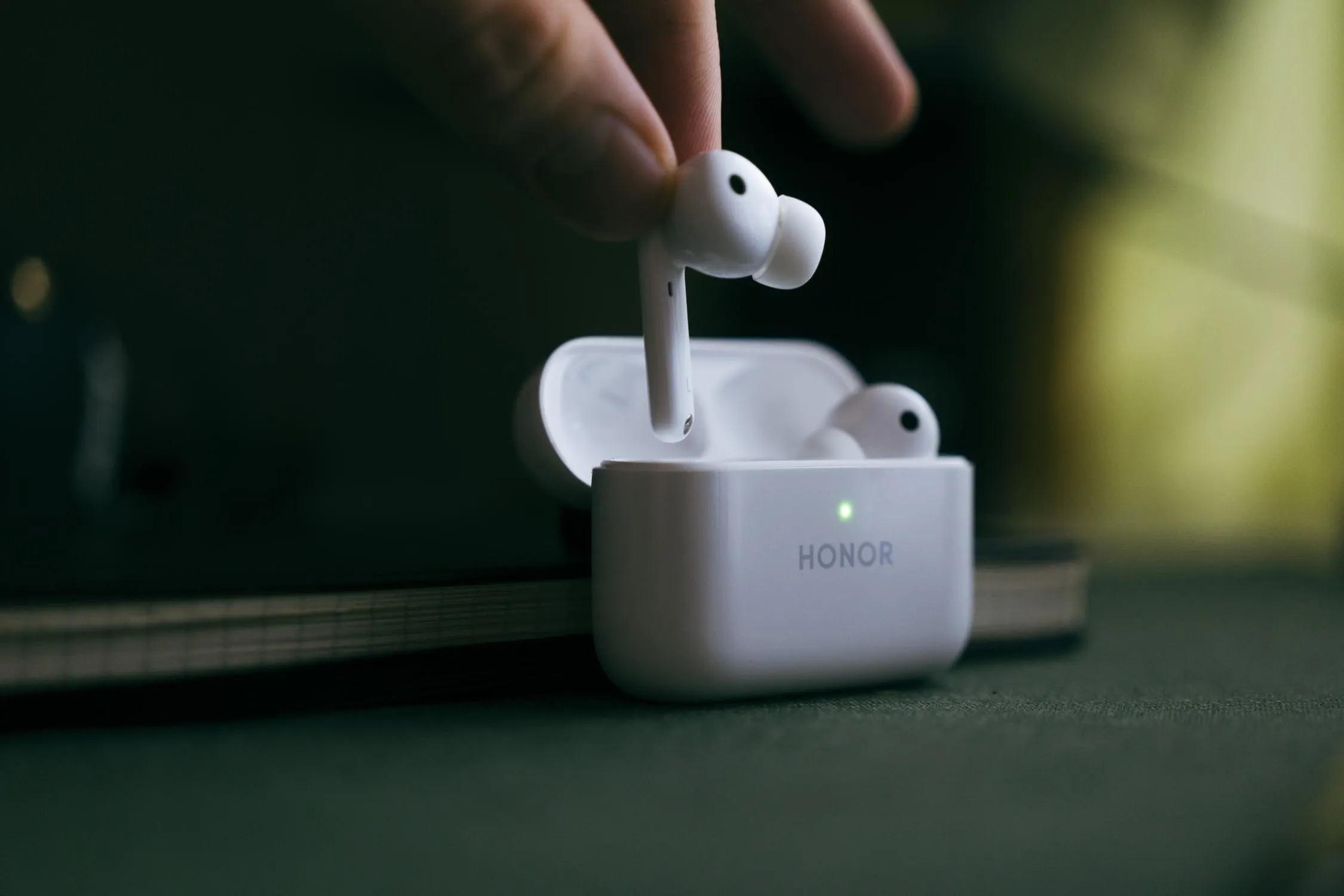 Шикарная акция от Honor. Можно взять наушники, а фитнес-браслет дадут в подарок – это очень выгодно