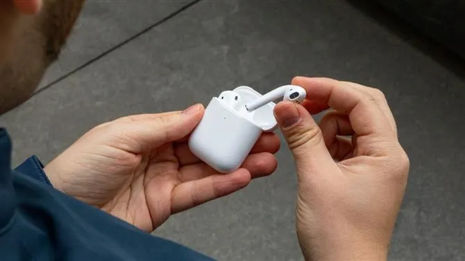 Отваливается один наушник AirPods. Что делать?