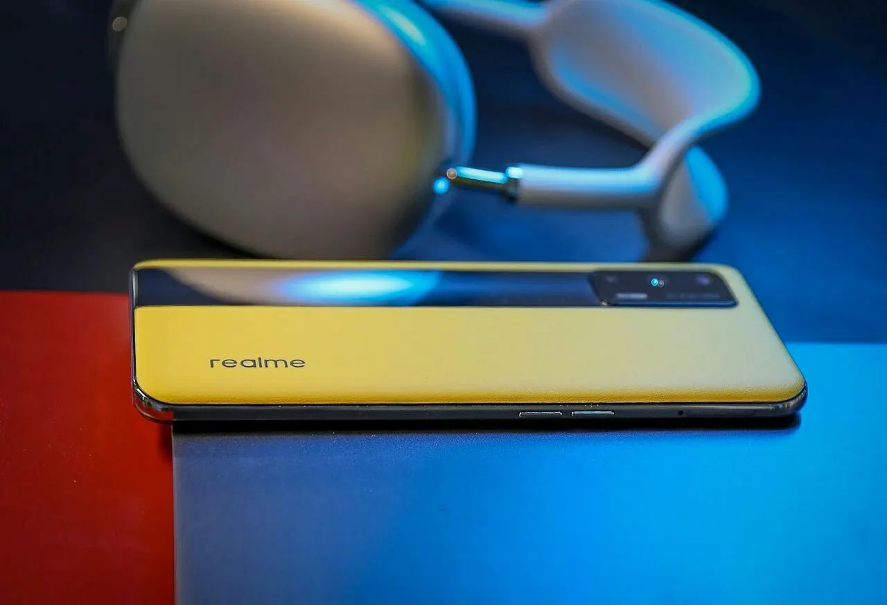 Флагманский Realme GT отдают по цене середняка. У него есть мощнейший чип Snapdragon 888 и очень быстрая зарядка