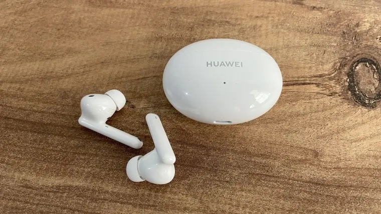 Huawei Freebuds 4i сливают по выгодной цене. Это самый годный клон AirPods Pro