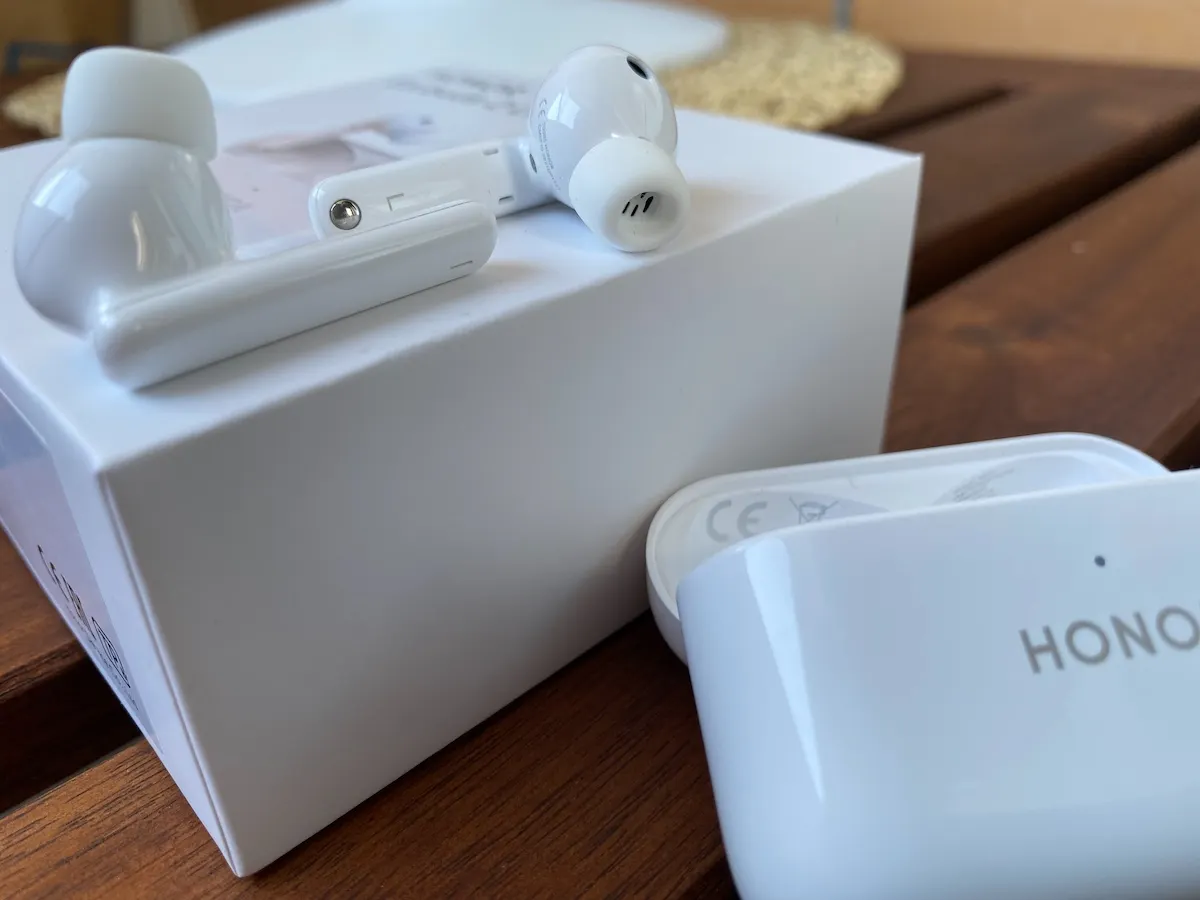 Обзор Honor EarBuds 2 Lite. Что умеет гарнитура за 5 тысяч рублей и какие у нее компромиссы?