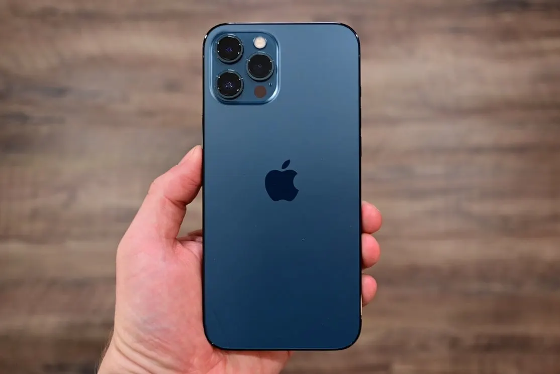 iPhone 12 Pro дешевеет перед уходом на пенсию. Скидка уже больше 20 тысяч рублей