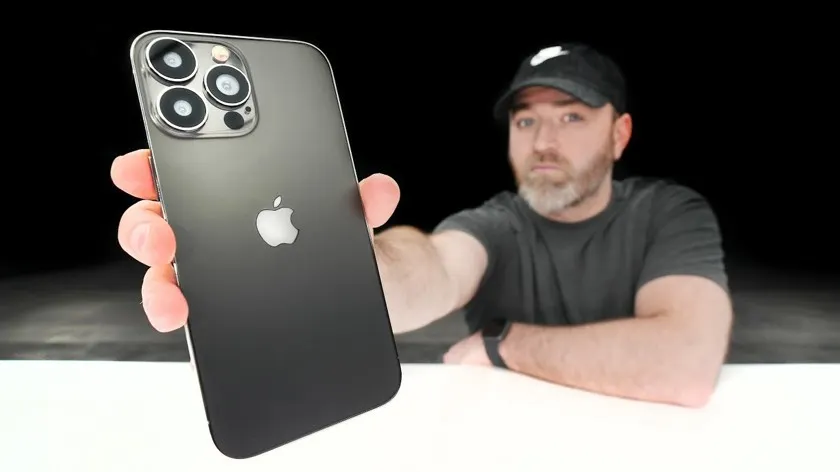 «Очень широкий и очень тяжелый». Назван главный минус iPhone 13 Pro Max