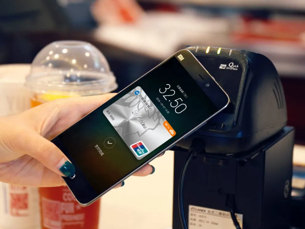 Xiaomi решила проблему девайсов без NFC. Анонсирован умный браслет, который позволит платить на кассе