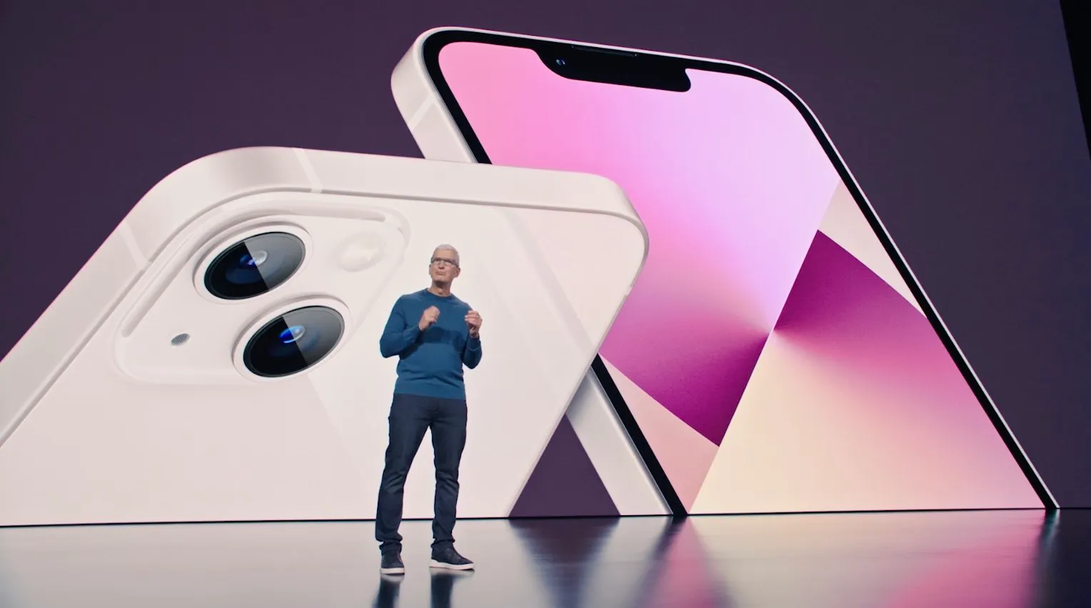 «Уменьшаешь челку, повышаешь цены в два раза». Анонс iPhone 13 — только мемы