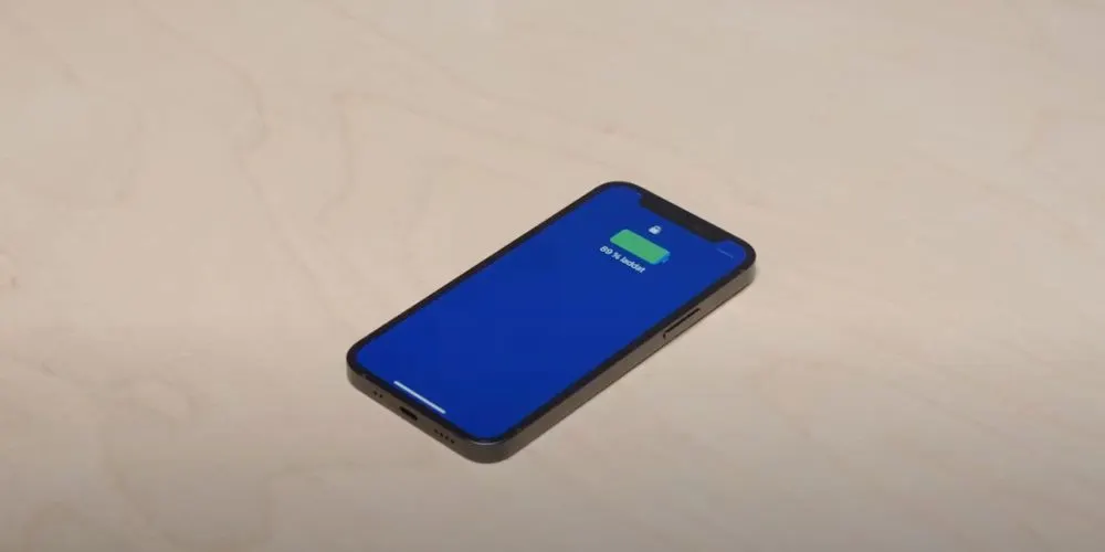 IKEA выпустила крутую беспроводную зарядку для iPhone. Она приклеивается под стол, но все равно работает