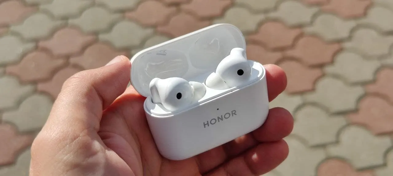 Беспроводные наушники Honor отдают по лучшей цене в истории. Это гарнитура с бешеной автономностью и активным шумоподавлением