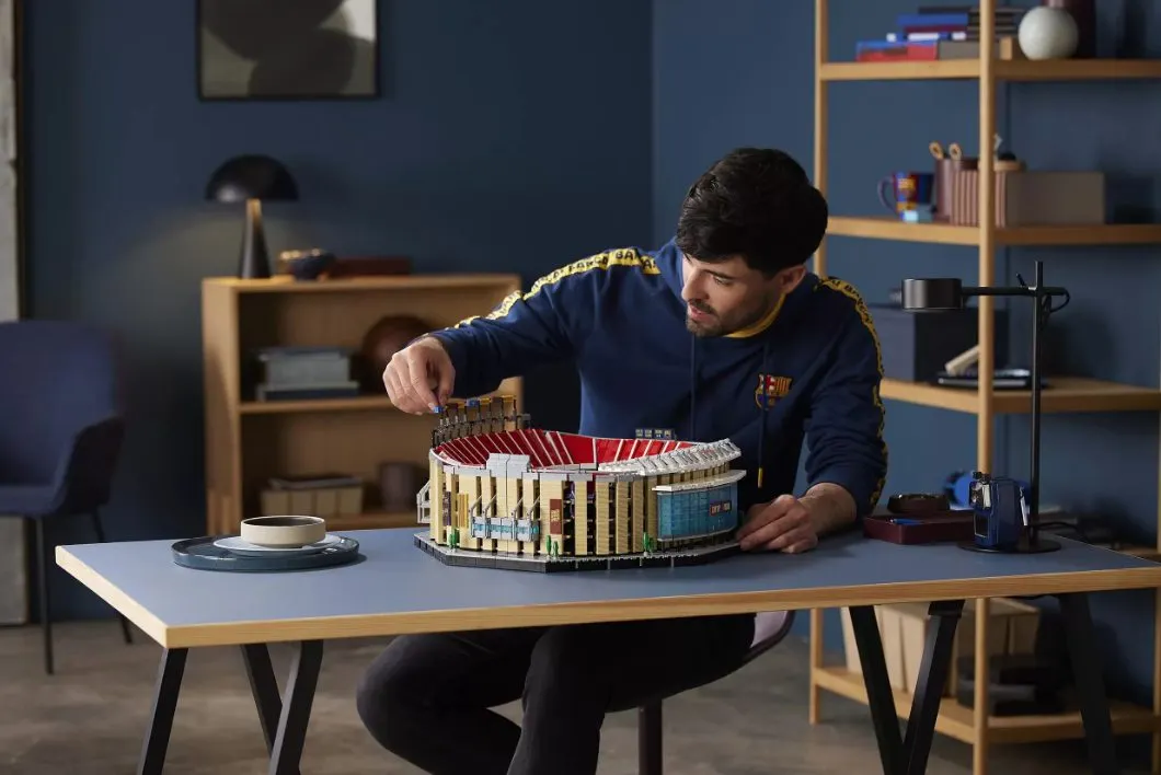 LEGO выпустила миниатюрную копию стадиона «Камп Ноу». Сколько стоит набор для фаната «Барселоны»?