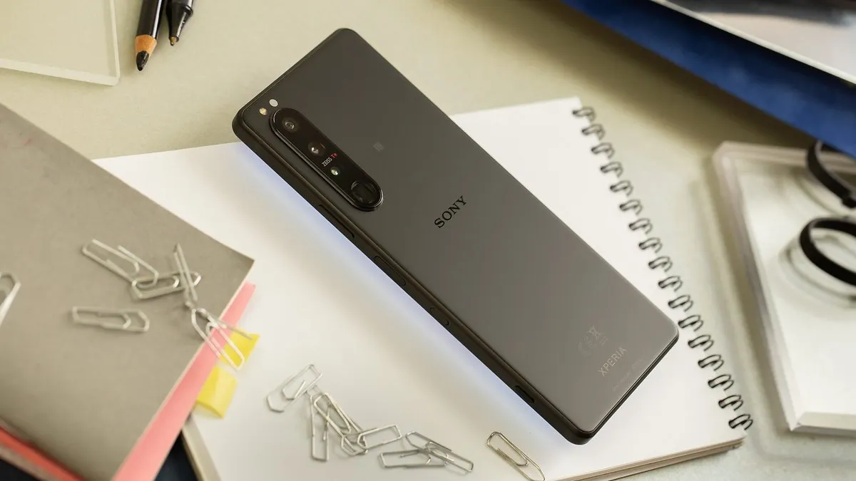 Sony Xperia 1 III приехал в Россию через полгода после анонса. 100 тысяч за протухшую новинку – это нормально?