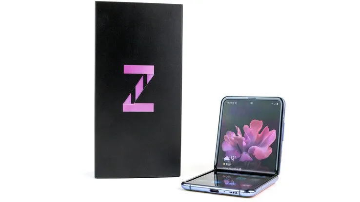 Samsung Galaxy Z Flip распродают по исторически низкой цене. Чем хорош этот складной флагман?