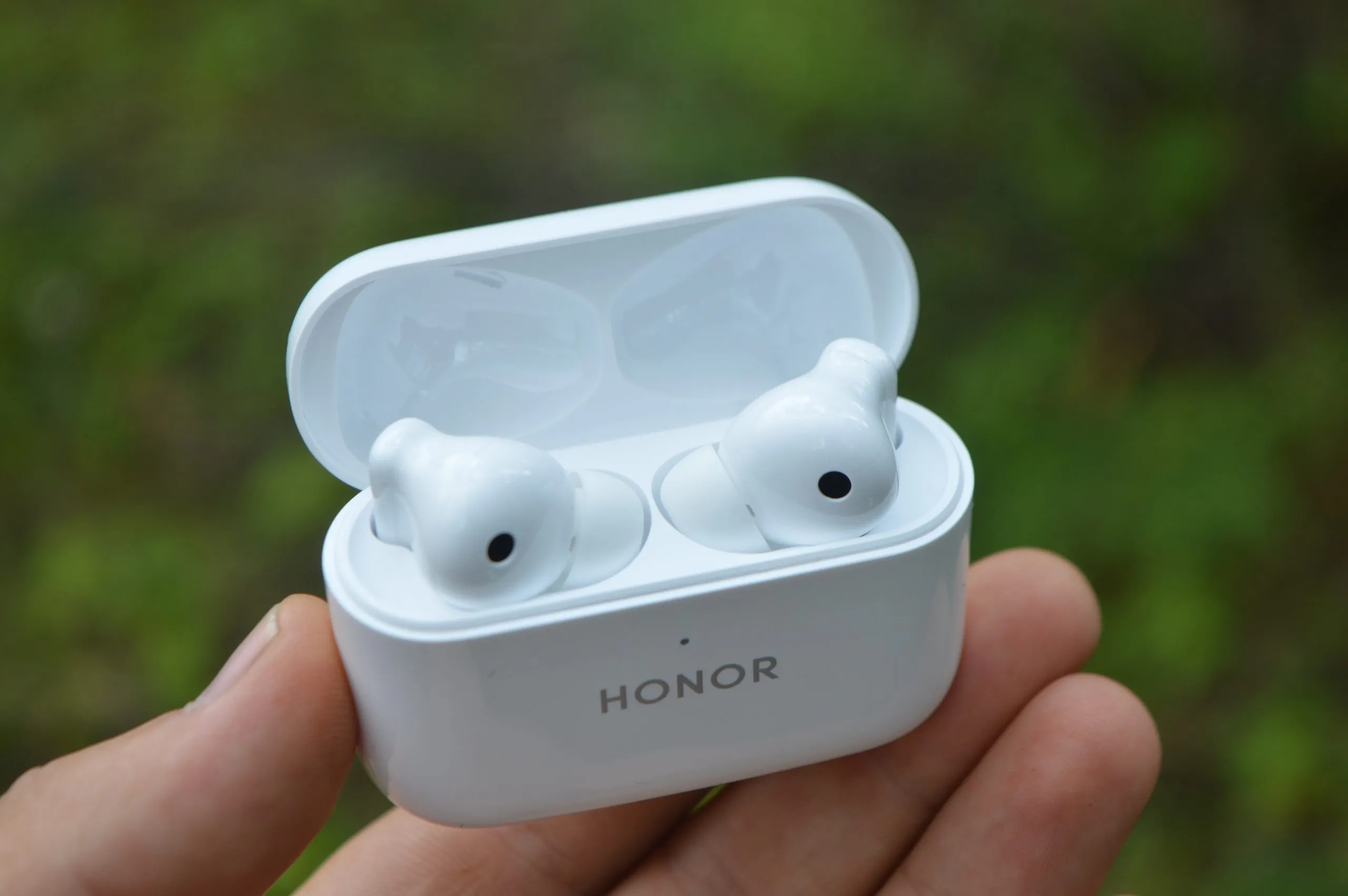 Бюджетный клон AirPods Pro отдают за гроши. Скорее забирайте наушники с АШП и божественной автономностью