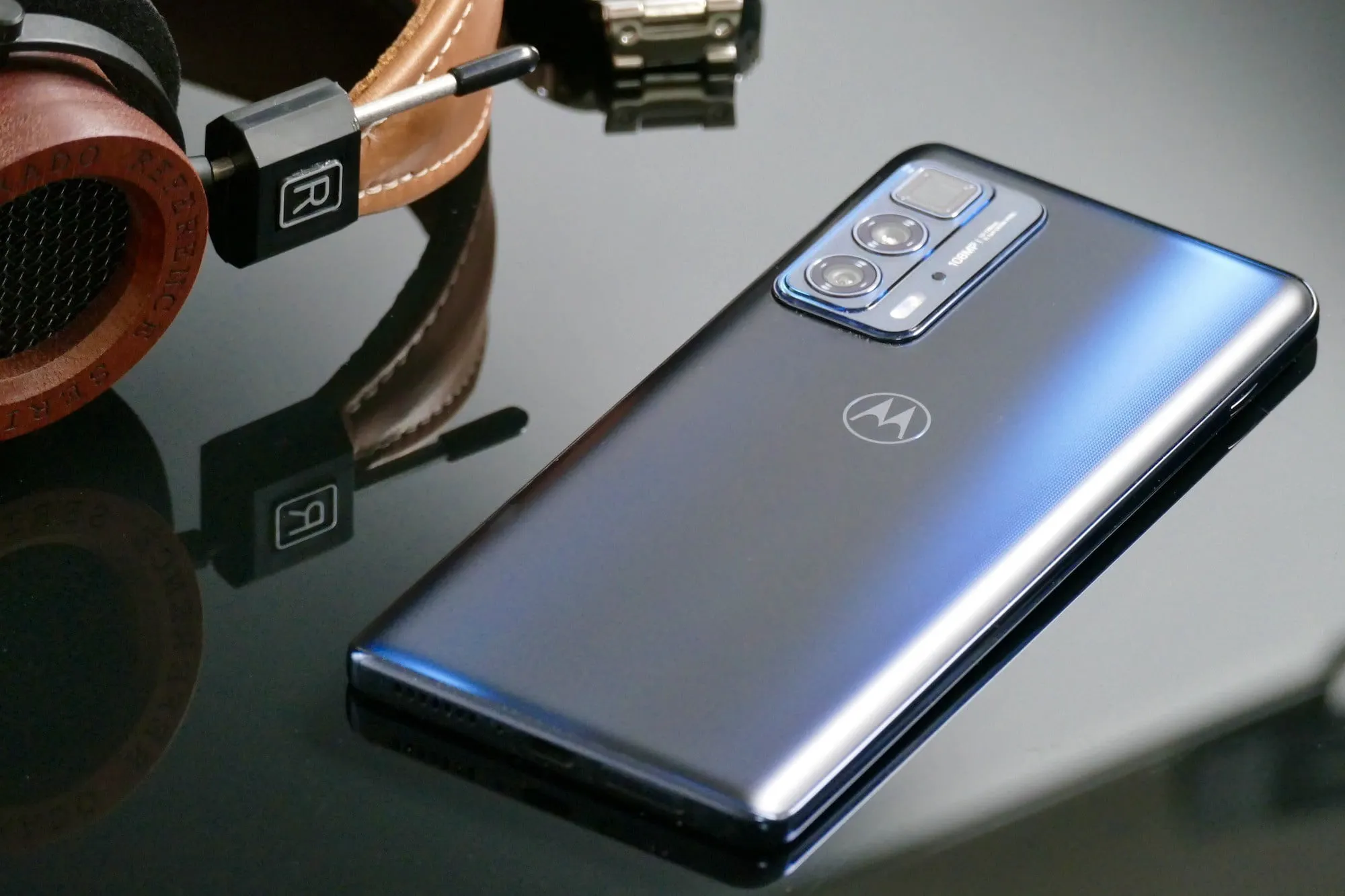 В России появился новый флагман на чистом Android. Что умеет Motorola Edge 20 Pro?