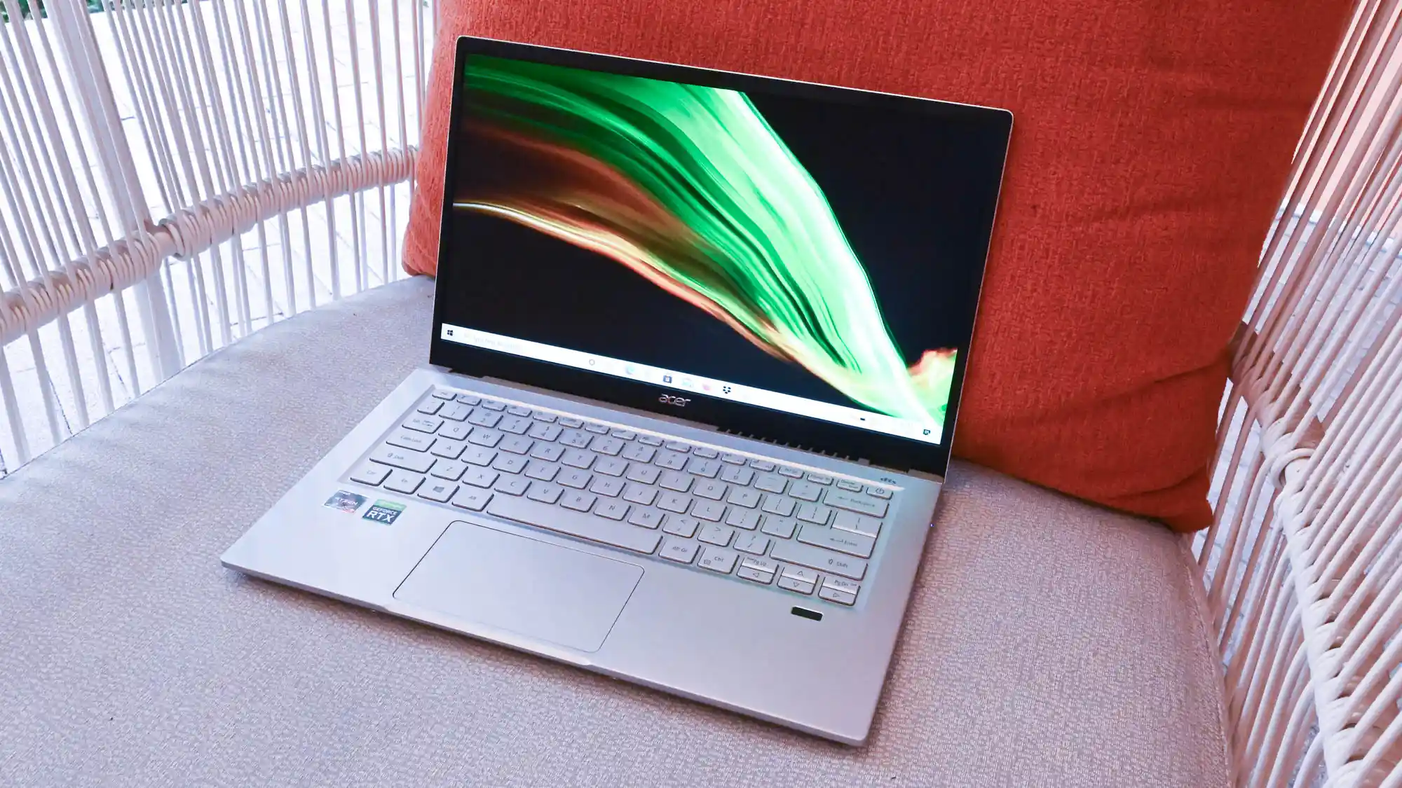 Acer представила топовый ультрабук. Он дешевле и круче MacBook Air