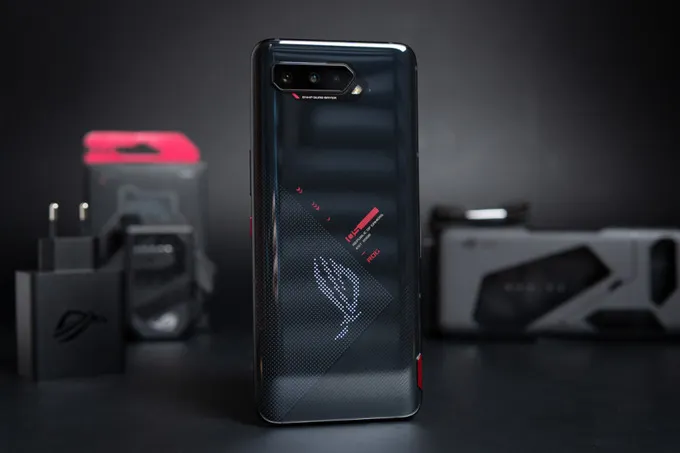 Про игровой Asus ROG Phone все забыли, а зря. Флагман рухнул в цене в России, но есть и другие причины его взять