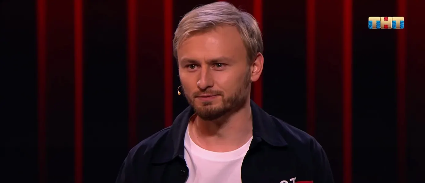 В Comedy Club так и не прижился настоящий стендап. Комик Женя Синяков – лучшая иллюстрация этой проблемы