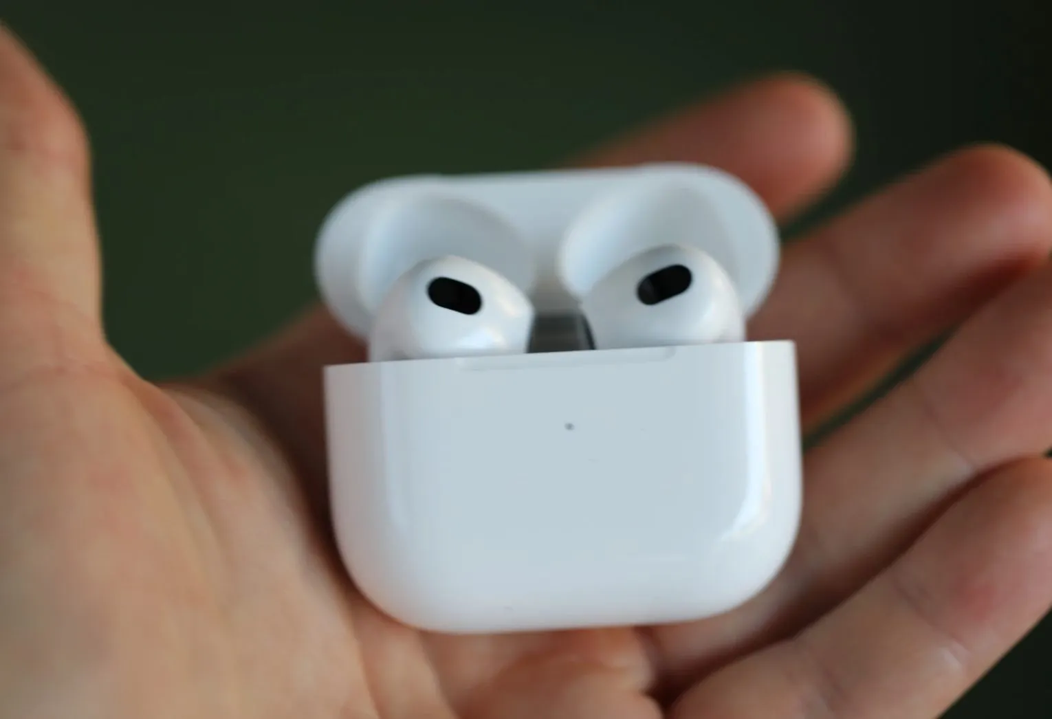 Плюсы и минусы новых AirPods 3. Что со звуком и какой функции явно не хватает?