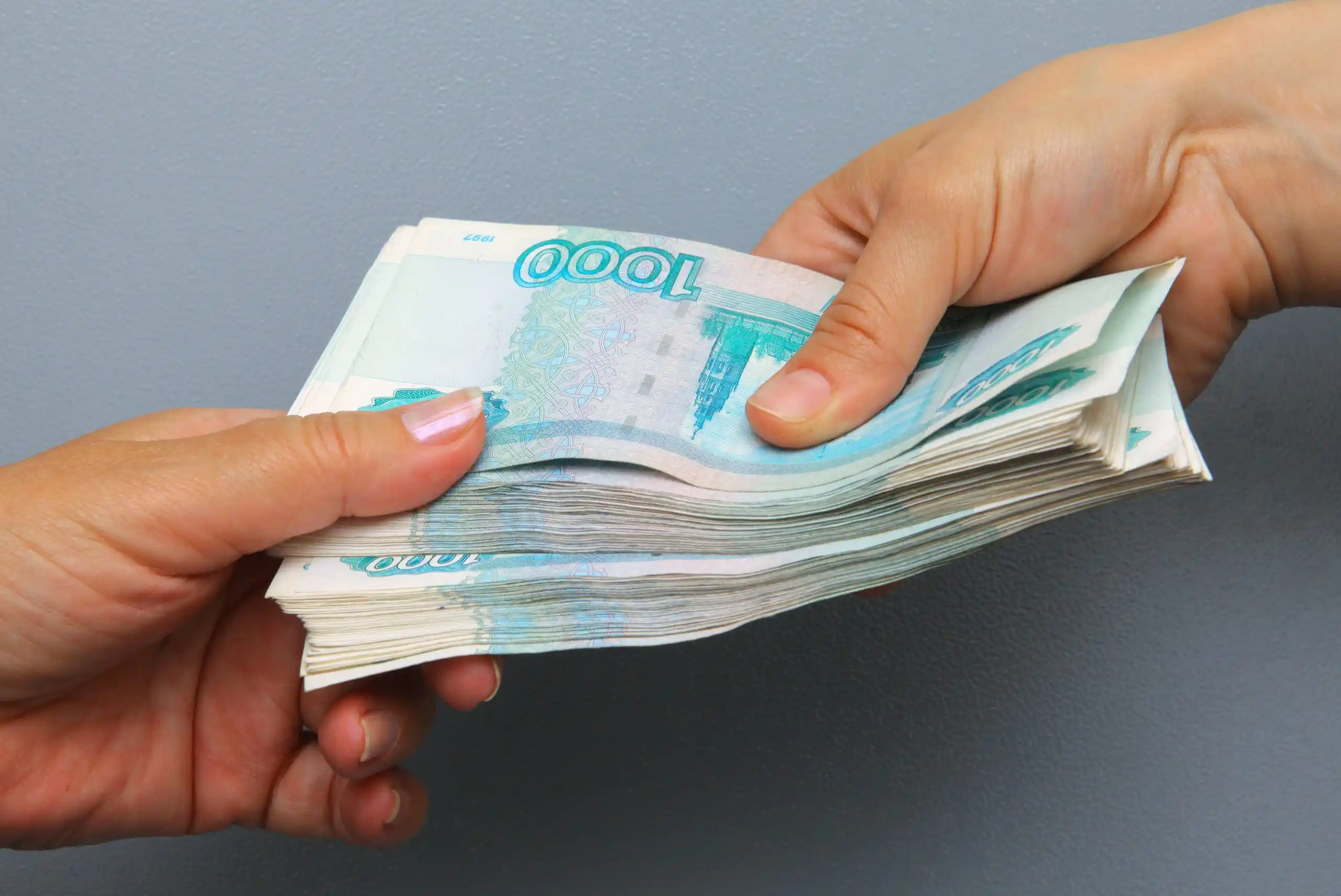 На что берут в долг в России? У каждого восьмого просят больше 100 тысяч рублей