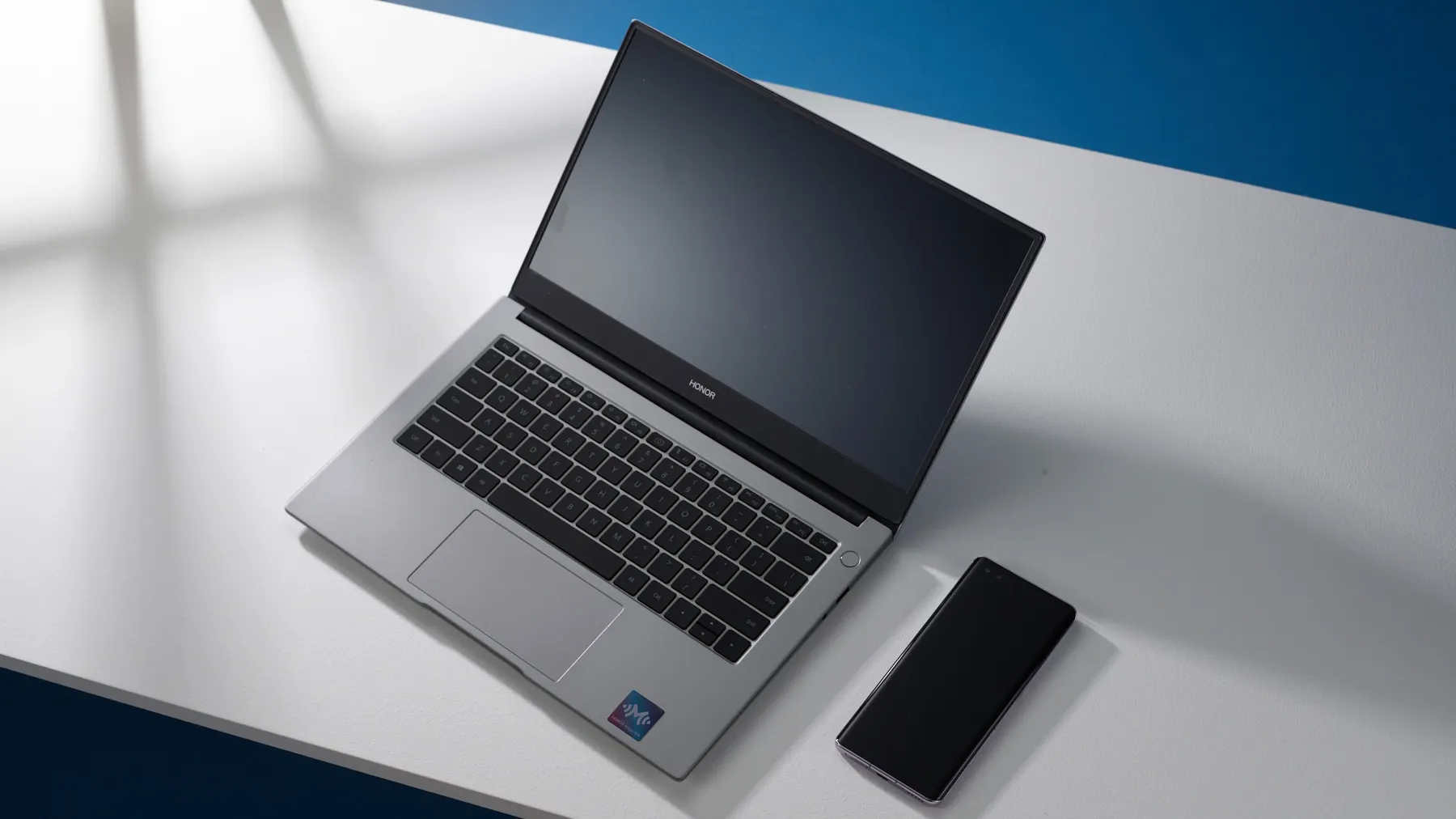 Honor MagicBook Pro вновь опустился в цене в Черную пятницу. Это доступный ультрабук с крутым экраном