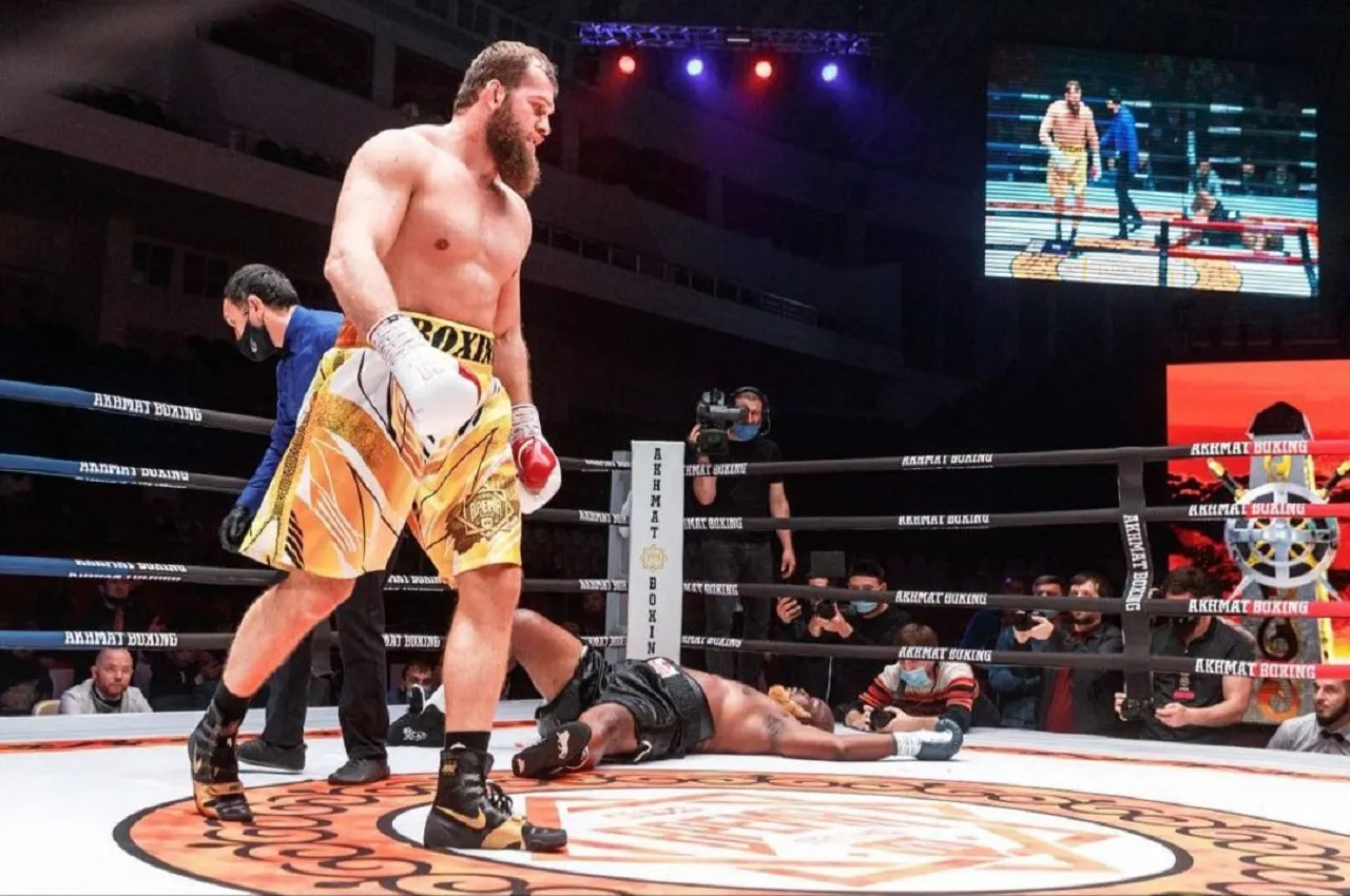 Бывший боец UFC оформил самый смешной нокаут недели. Соперник упал еще до удара
