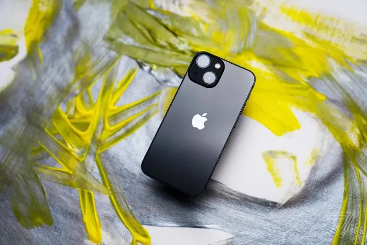 iPhone 13 уже можно брать в России. Флагман подешевел и доступен везде