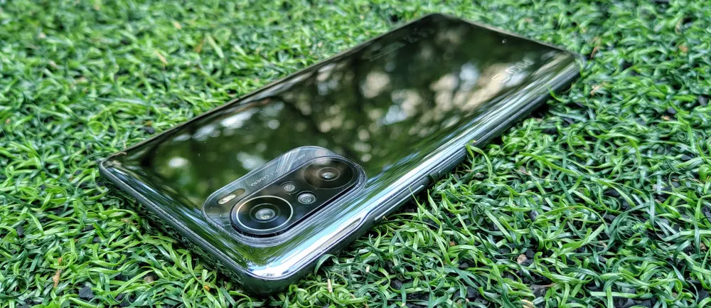 Народный флагман Xiaomi отдают по цене середняка. У него куча плюсов