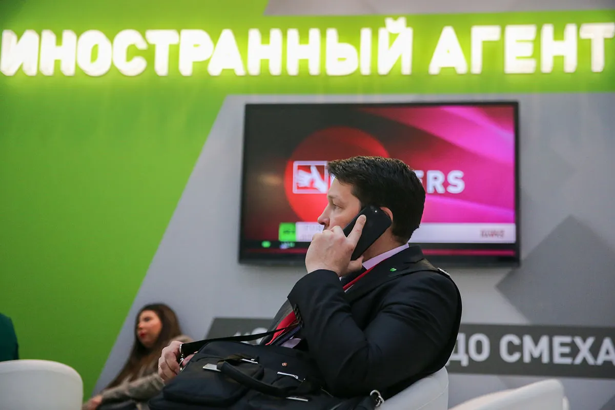 Дарья Зарыковская хотела напечатать мерч с надписью «иностранный агент». Оказывается, это запрещено – из-за Russia Today