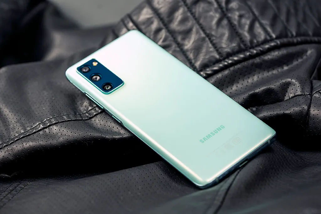 Samsung Galaxy S20 FE сказочно подешевел. Ловите топовый субфлагман с промокодом