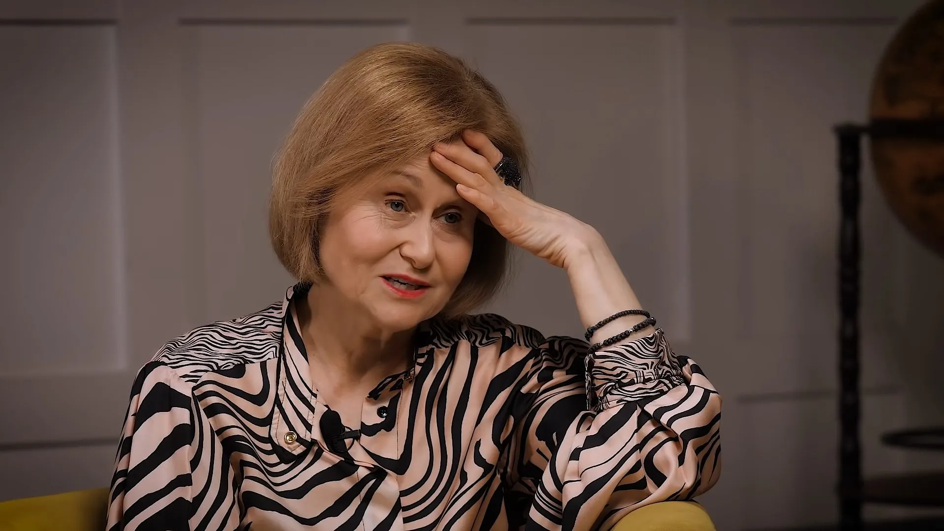Дарья Донцова встречалась с Лилей Брик. Та рассказала ей о Маяковском и жизни втроем
