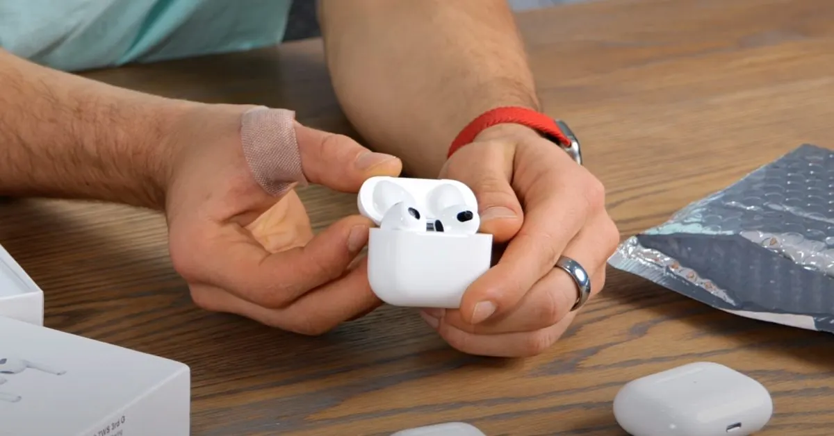 AirPods 3 отдают по лучшей цене. Стоит ли обновляться до этой модели?