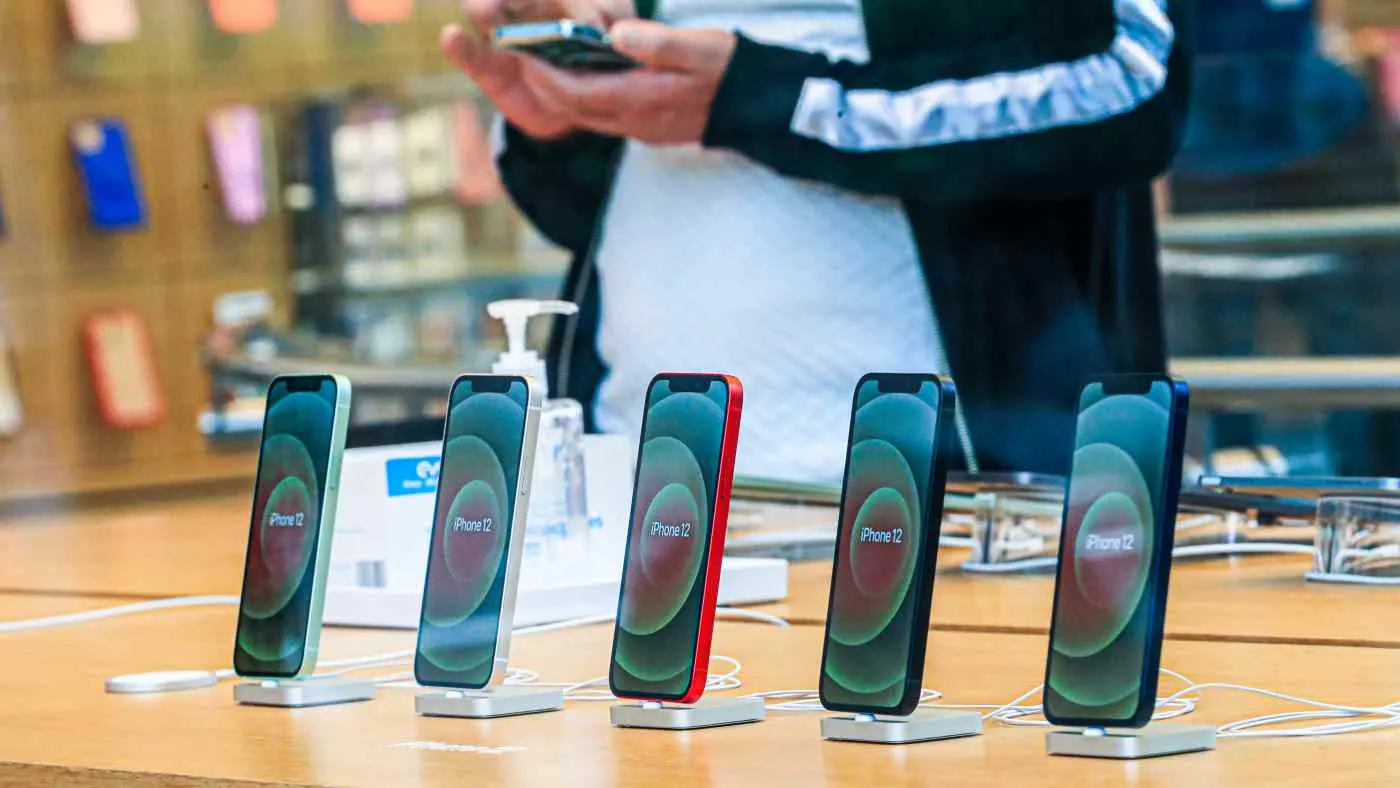 iPhone 12 нужно забирать на Новый год. Девайс подешевел на 30%