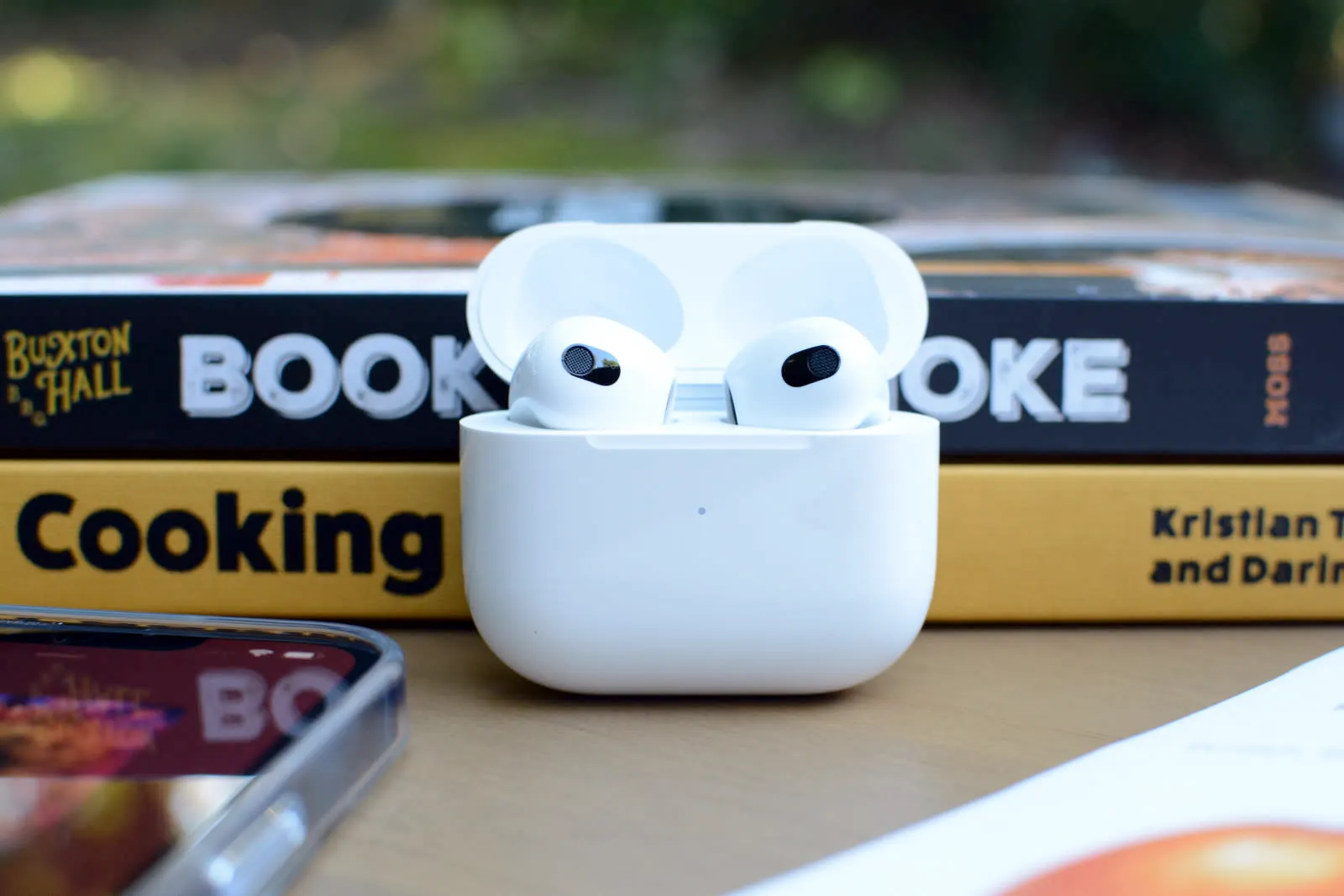 Держите AirPods 3 по рекордно низкой цене. Официальные наушники продают с быстрой доставкой