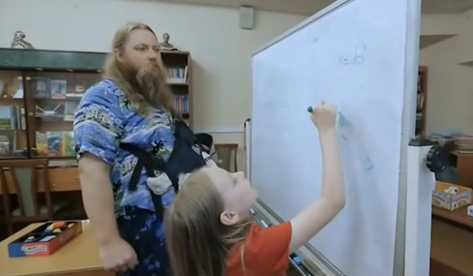 Отец 9-летней студентки МГУ напал на преподавателя. Уже есть видео с бешеным батей Алисы Тепляковой
