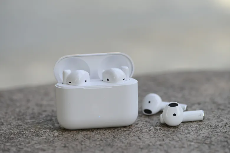Вышел ультрадешевый клон AirPods 3 от Honor. За свои деньги – топовые наушники
