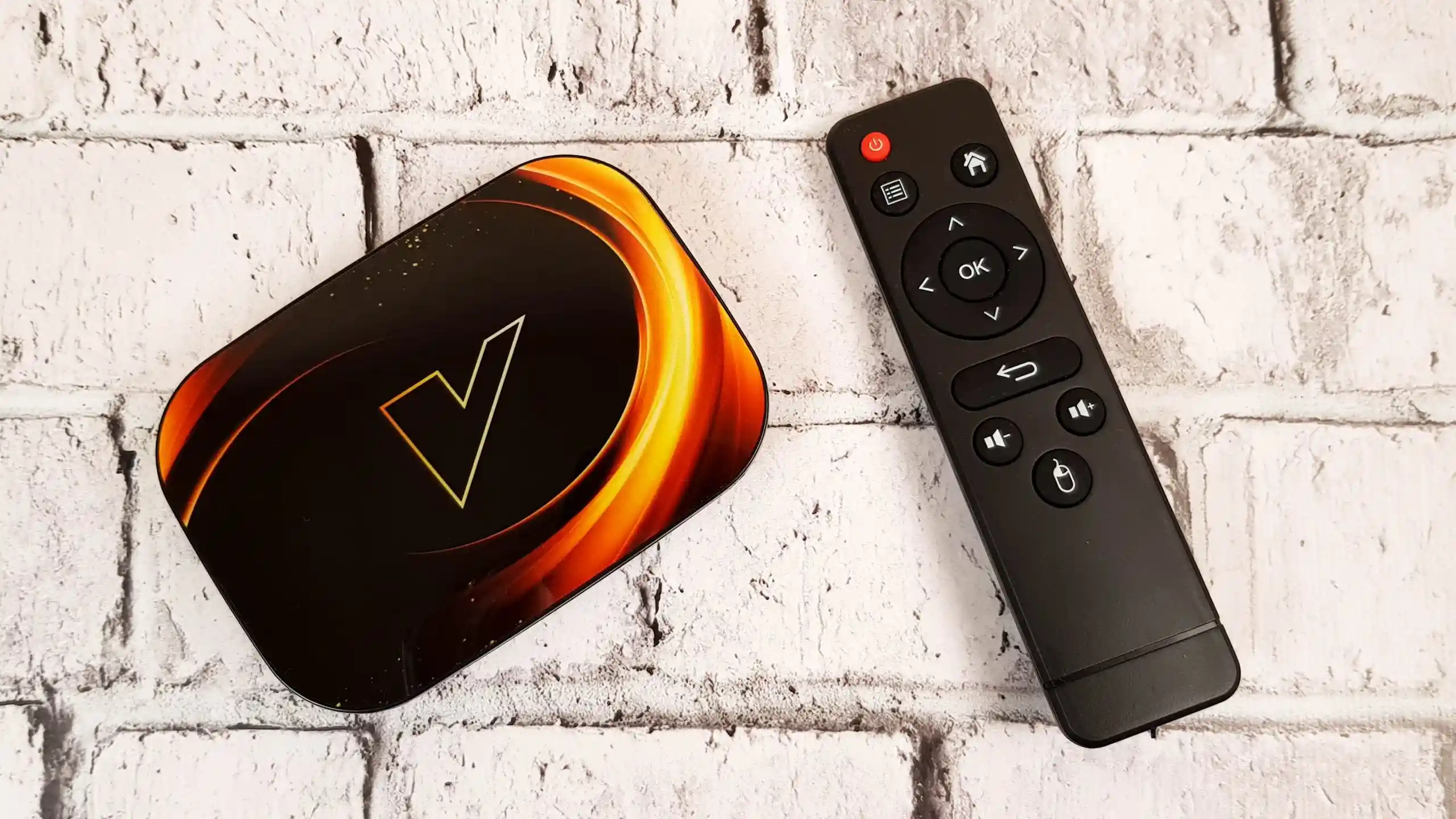 Неизвестная ТВ-приставка рвет Xiaomi Mi Box S. У нее есть даже поддержка 8K