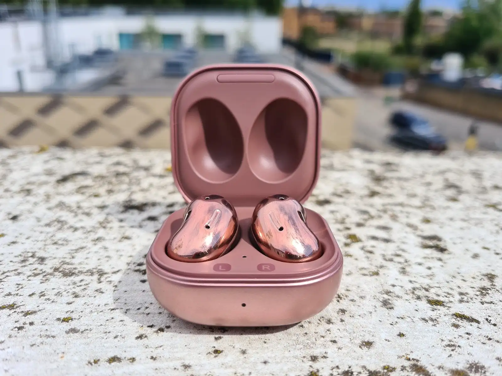 Samsung Galaxy Buds Live висят по минимальной цене на Маркете. Это убийцы AirPods с уникальным дизайном