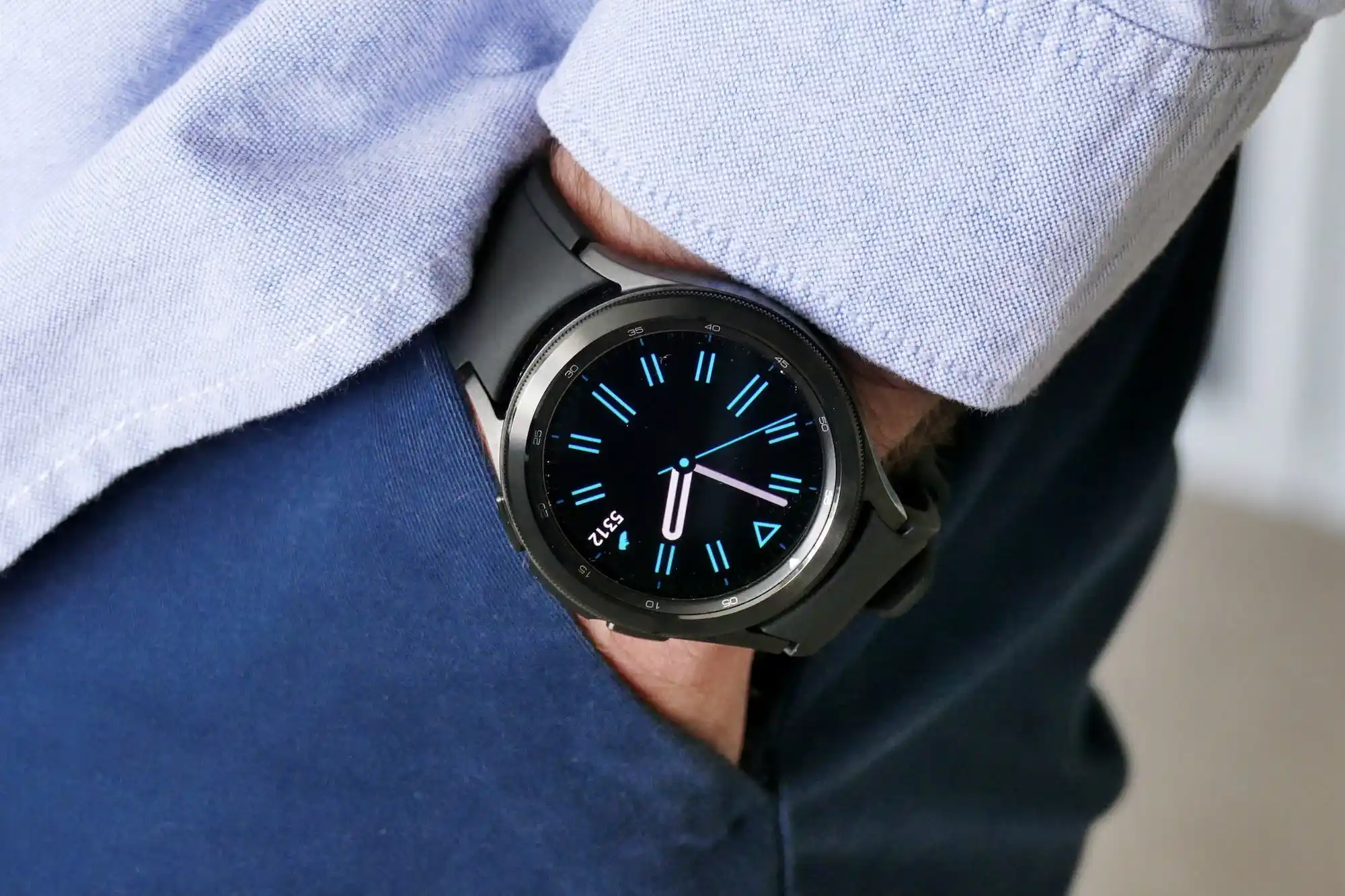 Берем Samsung Galaxy Watch 4 Classic со скидкой на Маркете. Это самые премиальные смарт-часы бренда