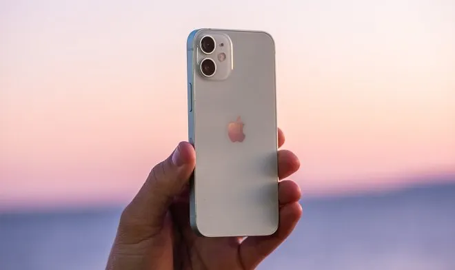 iPhone 12 mini рекордно обесценился. Это самый выгодный компактный смартфон