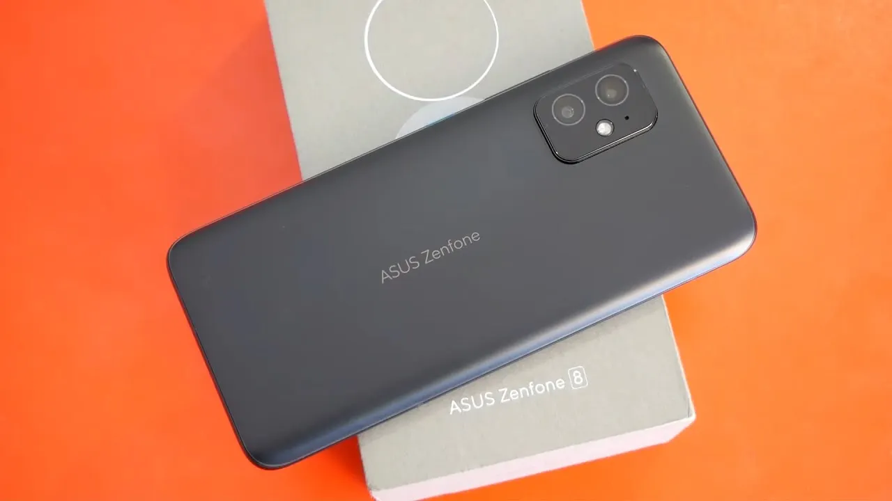 Про Asus Zenfone 8 все забыли, а зря. Это лучший компактный Android-флагман