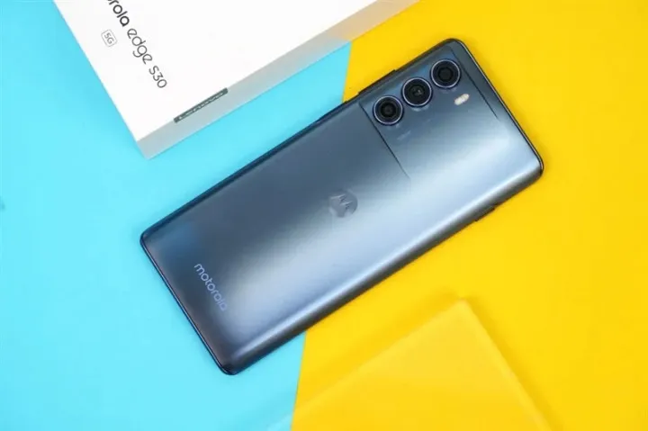 Флагман Motorola с накопителем на 512 Гб подешевел, но у него есть один жирный минус. Что брать вместо него?